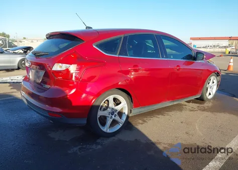 2014 Ford Focus Titanium z USA, uszkodzony, nr VIN 1FADP3N27EL247939